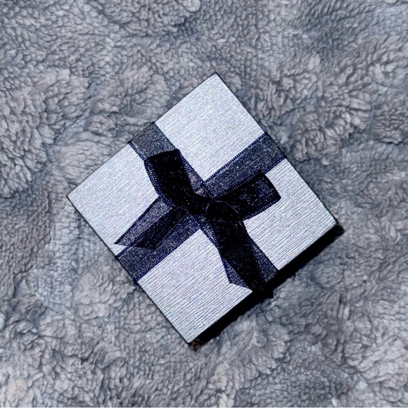 NIB Kohl’s Sterling Silver 1/10 CT. T.W. Lab Diamond Hoop Earrings - Picture 7 of 8